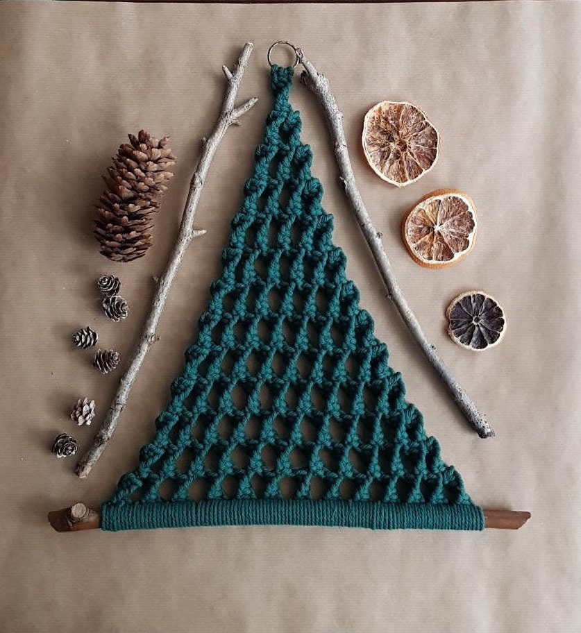 Suspension Macramé Sapin Tenture Murale sur Branche de Mûrier