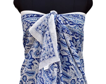 Niebieski sarong kwiatowy, lekki pareo plażowy, okrycie plażowe – prezent dla niej