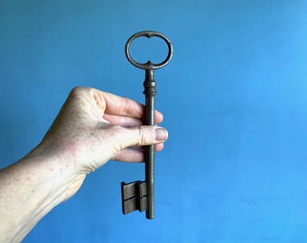 Ein riesiger antiker französischer Türschlüssel