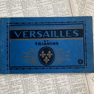 Un libro francese d'epoca di cartoline di Versailles, palazzo di Versailles e Trianons