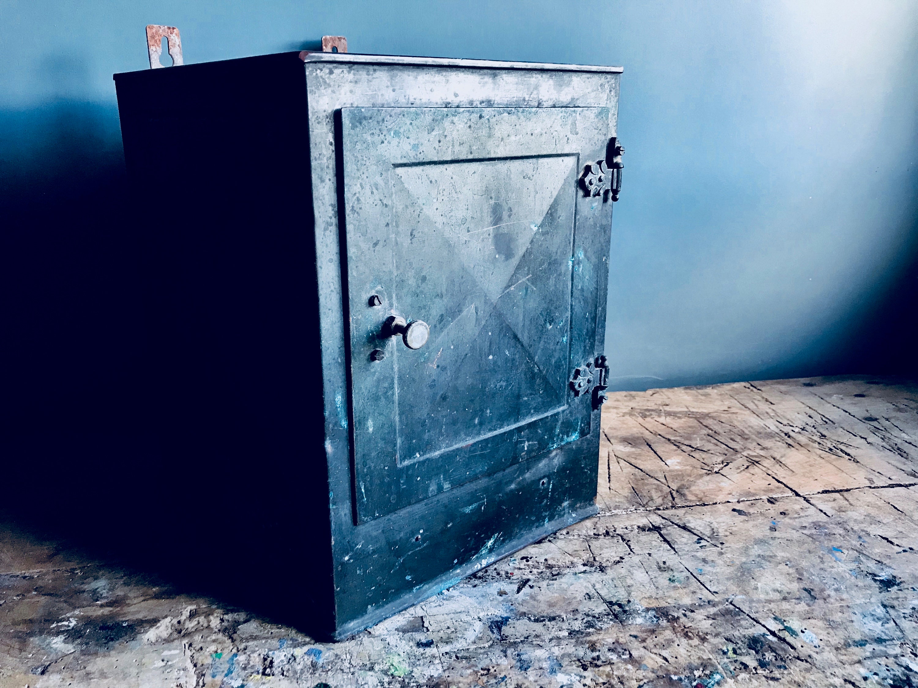 Un Placard Antique Français Mur en Cuivre, Armoire Métal