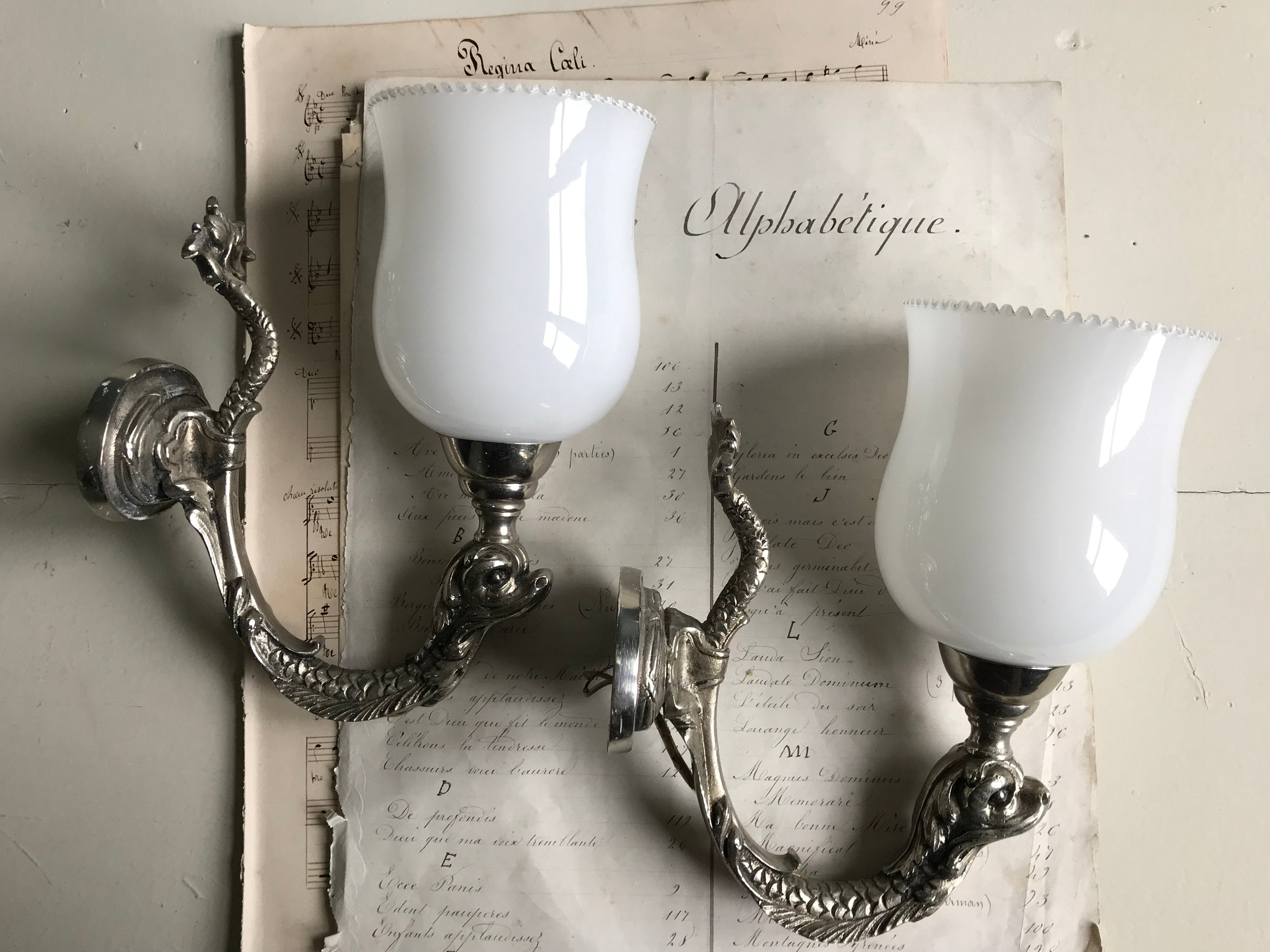 Appliques Murales Vintage Français, Appliques Serpent de Mer, Nuances Opalines