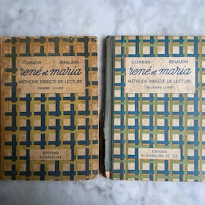 Può includere: Due libri di lettura francesi vintage, "rené et maria", con copertine a motivi geometrici nei toni del giallo, blu e verde. Il testo sulle copertine include il titolo, l'autore e "Méthode Directe de Lecture". I libri sono in buone condizioni.