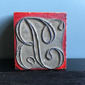 Een vintage Frans monogramdrukblok, rubberstempel B