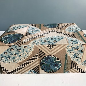 Uma caixa de costura de papelão coberta de tecido francês vintage, azul e bege