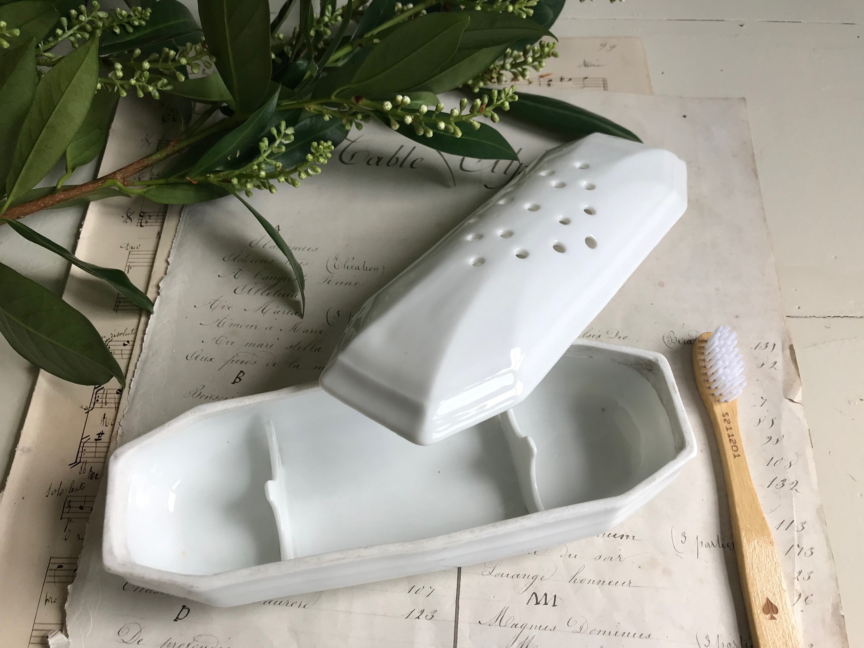 Un Plat de Brosse à Dents Antique Français en Porcelaine Blanche, Salle Bain