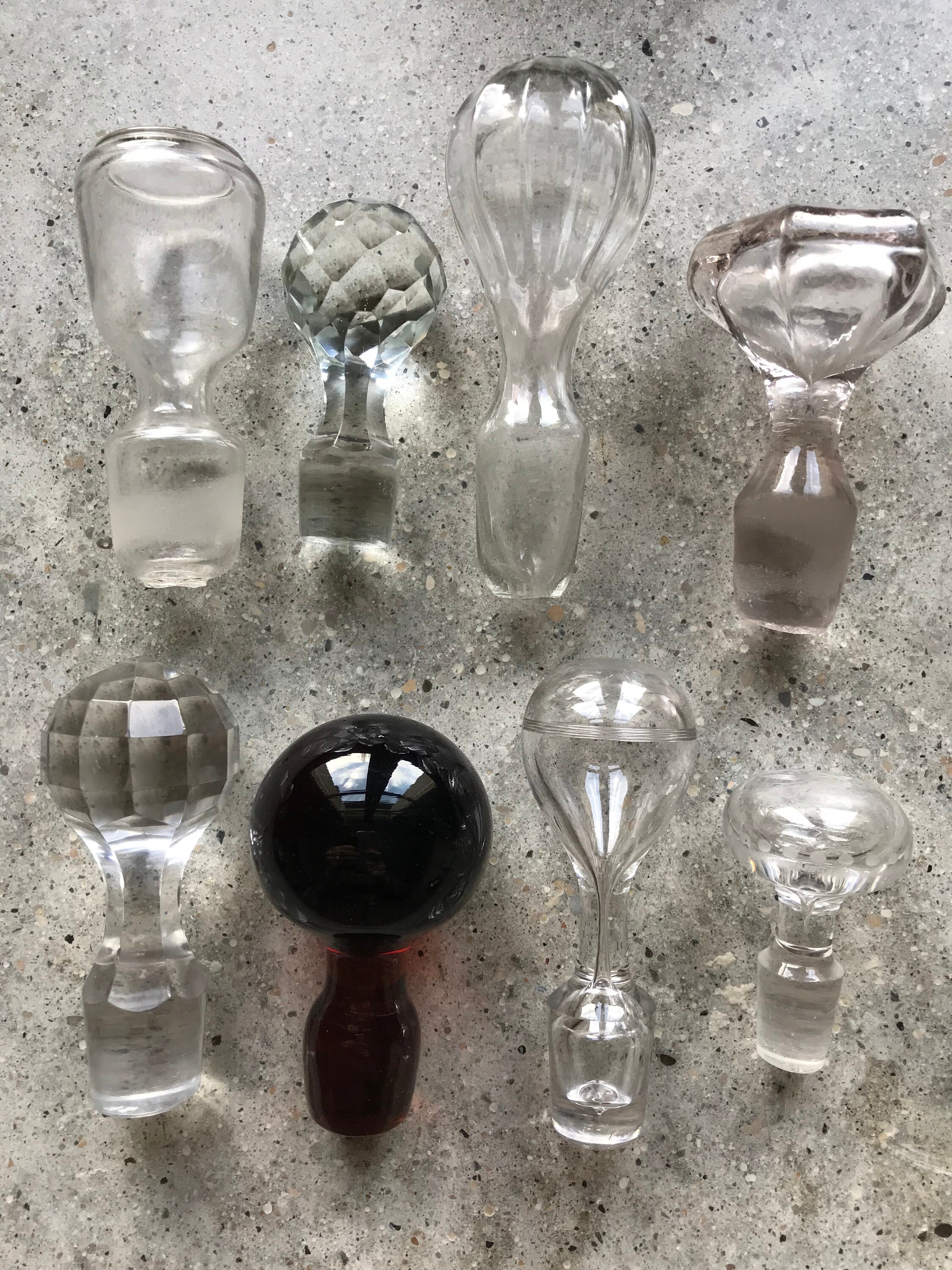 Une Collection de Bouchons Bouteilles en Verre Français Vintage