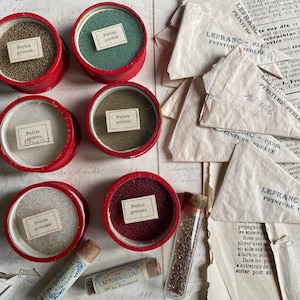 Perle di vetro minuscole francesi d'epoca, Lefranc, scatole con coperchio in vetro, anni '50