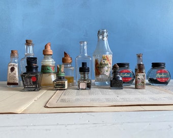 Une collection de 14 petites bouteilles françaises vintage, bouteilles décoratives