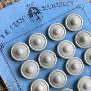 Um cartão de botão francês vintage, botões de celulóide