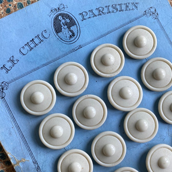 A vintage French button card, celluloid buttons