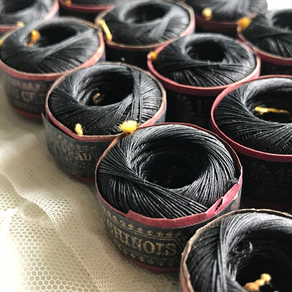 Twee spoelen zwart vintage Frans linnen draad, fil au Chinois, 150 gewicht, 50 meter