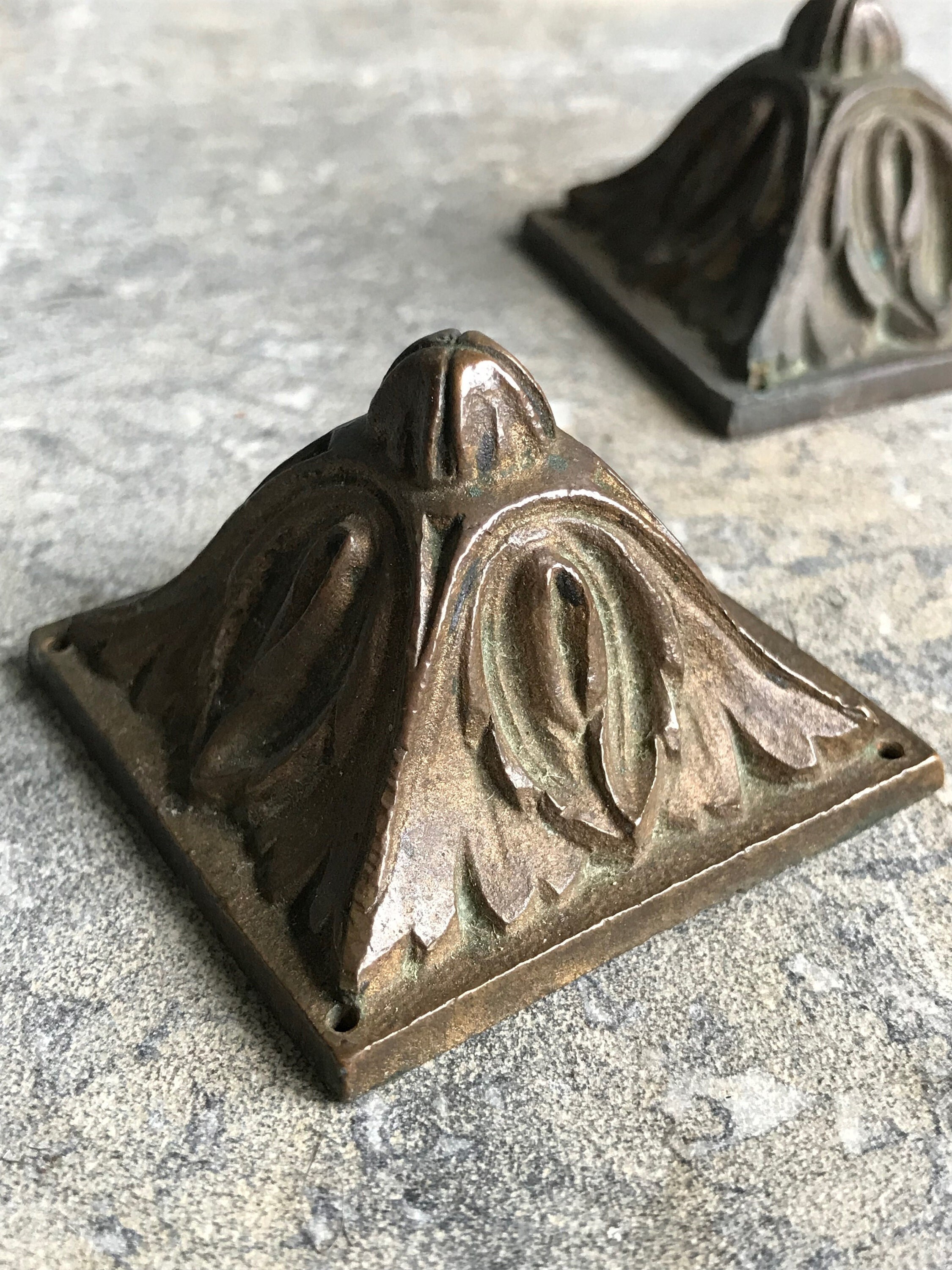 Deux Embellissements de Meubles Vintage Français Laiton