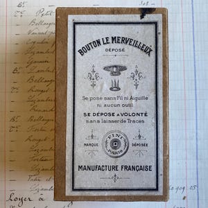 Een vintage Franse kartonnen doos, le bouton merveilleux, doos voor fournituren