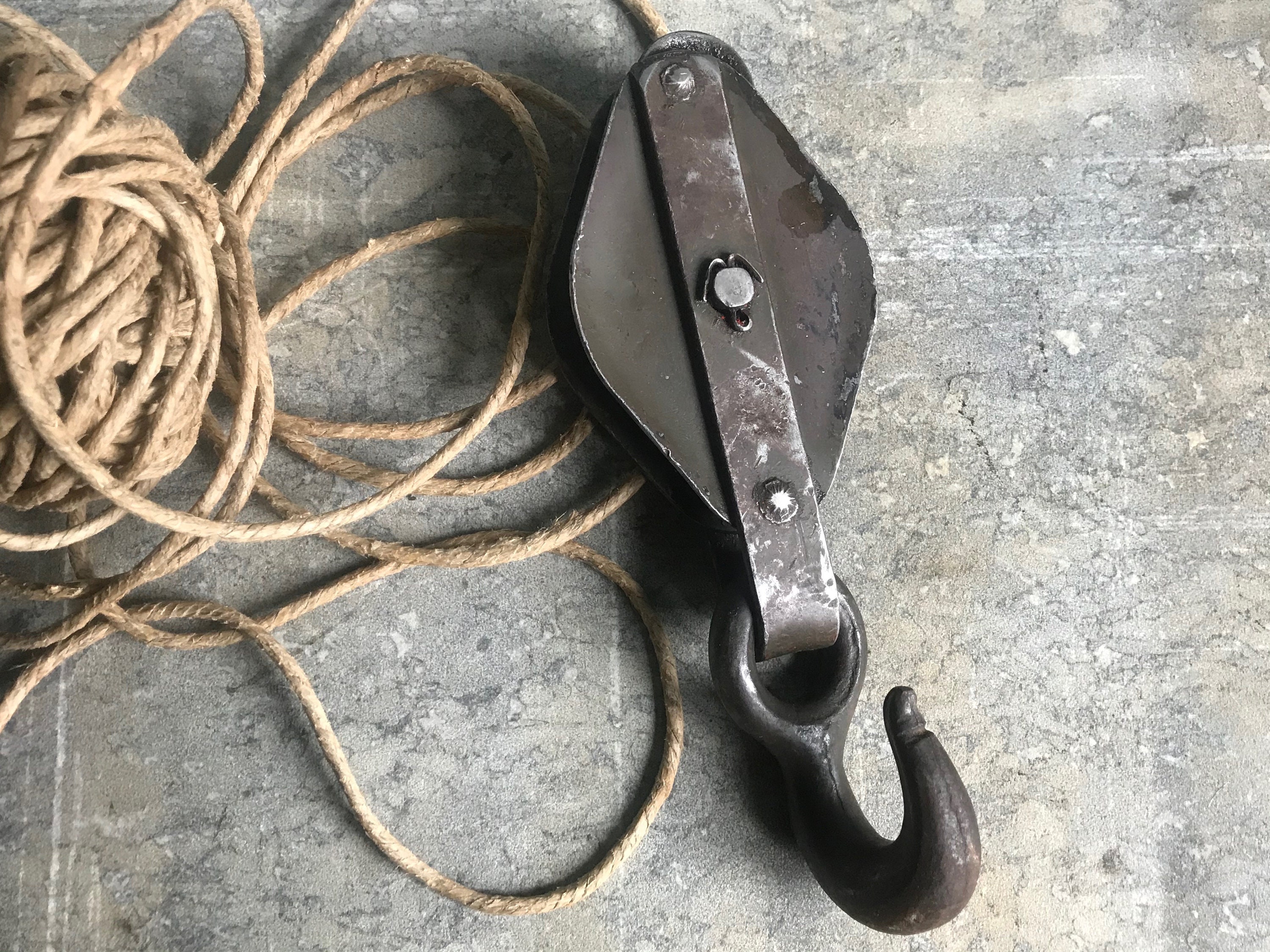 Un Crochet et Une Poulie Français d'acier de Cru