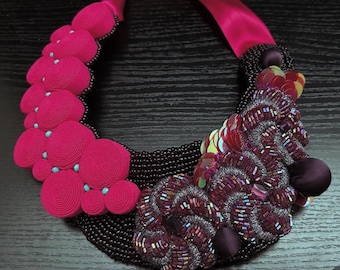Collana ricamata color fucsia