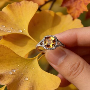 Anello con pietra portafortuna di novembre: citrino taglio cuscino, fede nuziale in argento sterling immagine 2