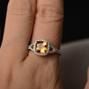Anello con pietra portafortuna di novembre: citrino taglio cuscino, fede nuziale in argento sterling immagine 8