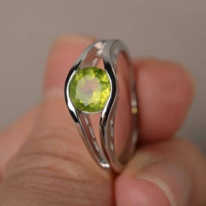 August Birthstone Solitaire Ring Natural Green Peridot Ring Promise Ring Round Cut Gemstone Ring Sterling Silver Ring