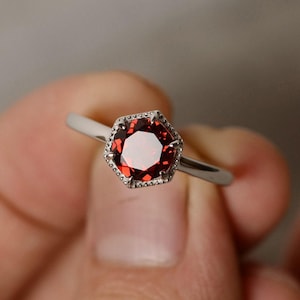 Anillo de granate en plata de ley con piedra preciosa roja y granate, piedra de nacimiento de enero, anillo solitario