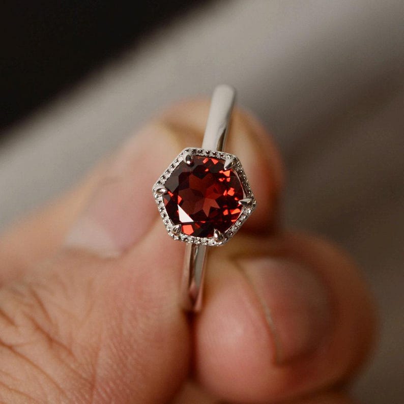 Granatring i sterlingsilver med röd ädelsten och granat i januari, födelsesten, solitärring bild 2