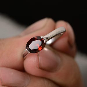 Natürliche Granat Januar Birthstone Ring Solitaire Ring Sterling Silber Oval Cut Granat Versprechen Ring