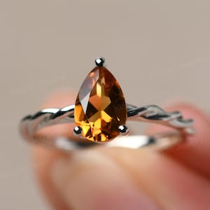 Delicado anillo de aniversario con citrino trenzado en plata de ley con forma de lágrima y piedra natal de noviembre.