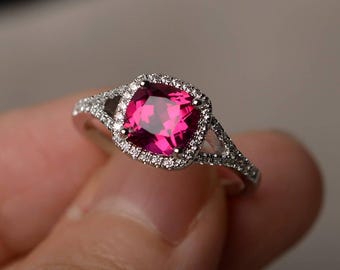 Anello in argento sterling con rubino da laboratorio, anello nuziale con pietra preziosa rossa taglio cuscino e pietra portafortuna di luglio