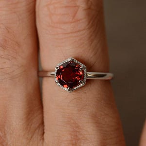 Granatring i sterlingsilver med röd ädelsten och granat i januari, födelsesten, solitärring bild 4