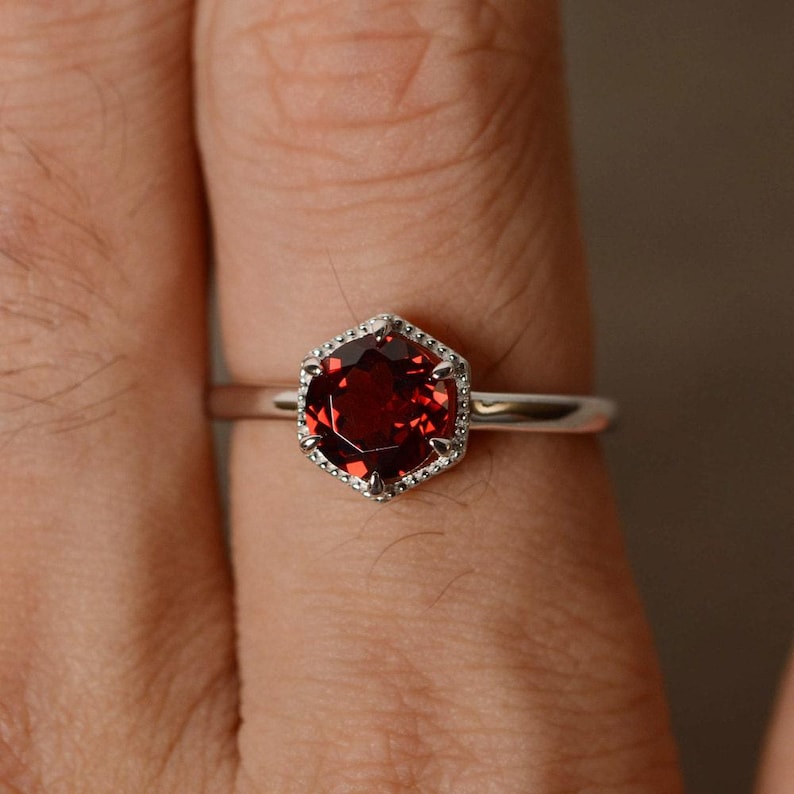 Granatring i sterlingsilver med röd ädelsten och granat i januari, födelsesten, solitärring bild 4