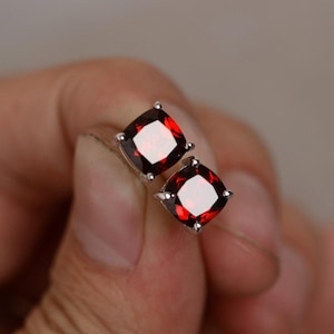 Natürliche Granat Ohrringe Stud 7 mm Kissenschliff Roter Granat Januar Birthstone Ohrringe Roter Edelstein