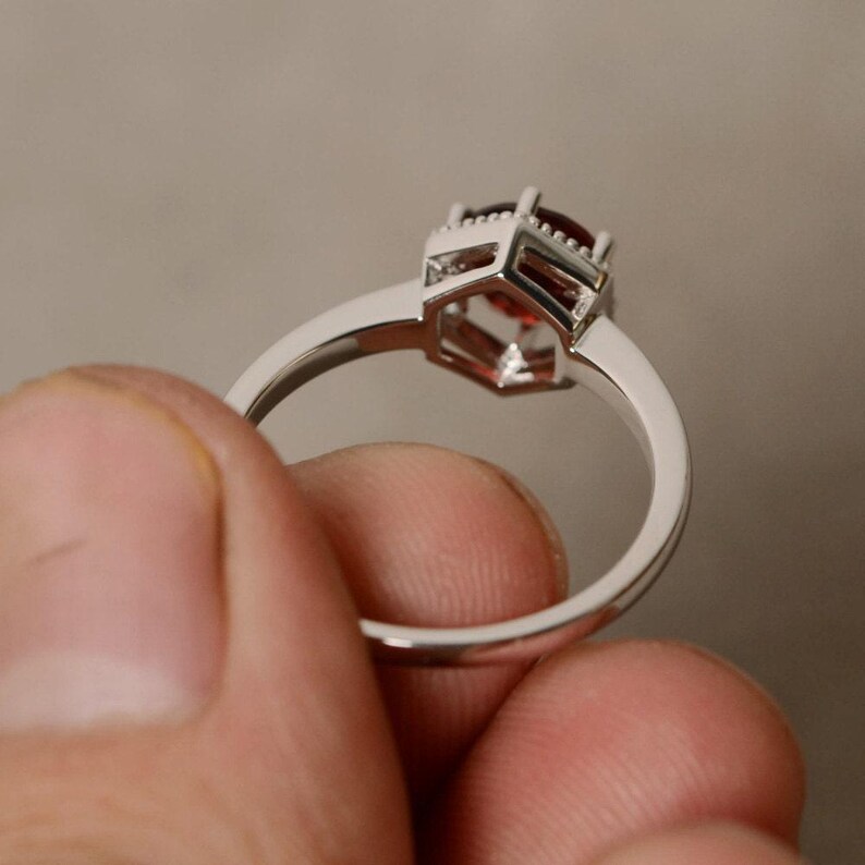 Granatring i sterlingsilver med röd ädelsten och granat i januari, födelsesten, solitärring bild 3