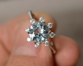 Anillo de compromiso con aguamarina natural en plata de ley y piedra de nacimiento de marzo.