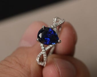 婚約指輪、ブルーサファイアリング、9月の誕生石、ペアカットの宝石