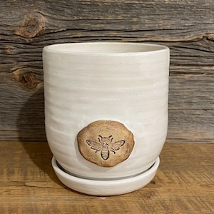 White Bee Planter with Drip Plage
