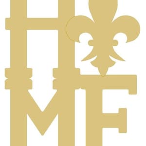 Puede incluir: Un letrero de madera de color dorado con la palabra "HOME" en mayúsculas. La letra "H" está conectada a un símbolo de flor de lis. El letrero está recortado y tiene un diseño simple y elegante, adecuado para la decoración del hogar.