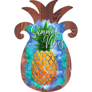 Può includere: Un cartello di legno a forma di ananas con uno sfondo ad acquerello in tonalità di blu e verde. Il cartello presenta un ananas giallo con foglie verdi e il testo "Summer Vibes".
