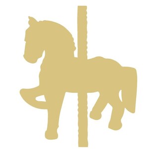 Puede incluir: Silueta dorada de un caballo de carrusel sobre un fondo blanco. El caballo se representa en una pose clásica, con una pata delantera levantada. La imagen es un diseño simple y elegante, adecuado para diversas aplicaciones.
