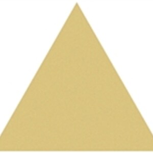 Op de afbeelding: Een lichtgele driehoek tegen een witte achtergrond. De geometrische vorm heeft een platte basis en twee zijden die samenkomen in een punt. De kleur is een gedempte, warme tint.