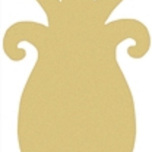 Può includere: Ritaglio di ananas in legno color beige chiaro. La forma dell'ananas ha una superficie strutturata e una corona dettagliata con più foglie. Il design include due accenti curvi sui lati. Adatto per artigianato e decorazioni per la casa.