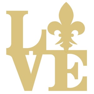 Puede incluir: Un recorte de madera dorado que deletrea "LOVE" con un símbolo de flor de lis que reemplaza la "O". Las letras están en negrita, con una fuente serif, y la flor de lis está centrada sobre la "E". El fondo es blanco.