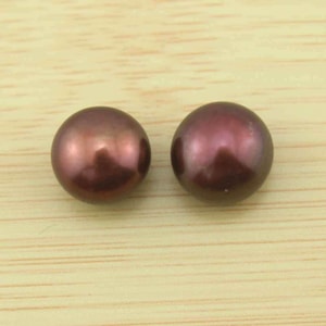 Perlas de agua dulce de café oscuro liso de buena calidad de 11-12 mm, perlas grandes medio perforadas, perlas de botón casi redondas, suministro de pendientes de perlas---JB055