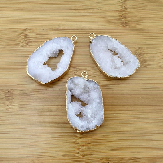 Connecteurs doubles électroplaqués en or Geode Druzy naturel