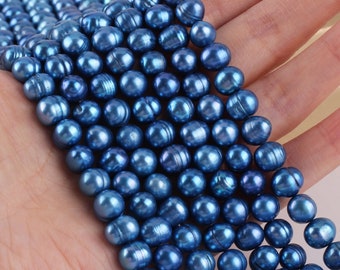 Puede incluir: Una hebra de perlas de agua dulce azules. Las perlas son redondas y tienen un acabado liso e iridiscente.
