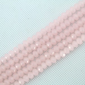 Puede incluir: Una hebra de cuentas de piedra preciosa facetadas de color rosa p&aacute;lido. Las cuentas son peque&ntilde;as y tienen un acabado liso y pulido.