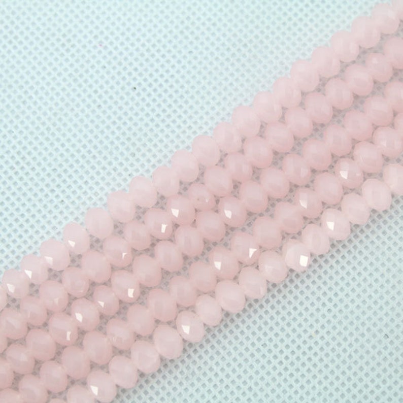 Puede incluir: Una hebra de cuentas de piedra preciosa facetadas de color rosa p&aacute;lido. Las cuentas son peque&ntilde;as y tienen un acabado liso y pulido.