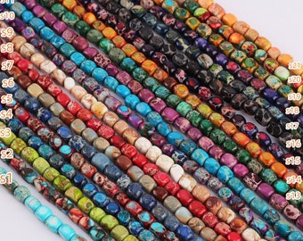 Può includere: Molteplici fili di perline in pietra dura burattate e irregolari disposte in file parallele. Ogni filo presenta una tavolozza di colori unica che include sfumature di blu, verde, rosso, arancione, viola e bianco, etichettate da s1 a s21.