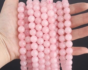 Puede incluir: Una hebra de cuentas de cuarzo rosa pálido. Las cuentas son redondas y lisas, con una textura ligeramente facetada. Las cuentas están enhebradas en un cordón elástico transparente.