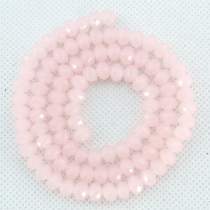 Puede incluir: Una hebra de cuentas facetadas de color rosa p&aacute;lido. Las cuentas son redondas y tienen un acabado liso y pulido.