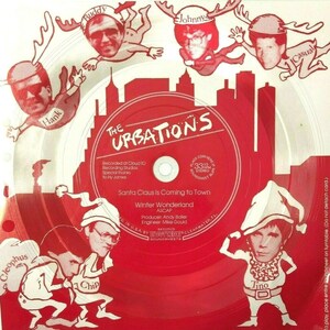 Könnte beinhalten: Eine rote Schallplatte mit einem weißen Label. Das Label zeigt eine Skyline der Stadt und den Text "The Urbations". Die Schallplatte ist von Comic-Rentieren umgeben, auf denen die Namen "Buddy", "Johnny", "Casual", "Hank", "Chip", "Tino" und "Cleophus" stehen. Der Titel der Schallplatte lautet "Santa Claus Is Coming To Town" und "Winter Wonderland".
